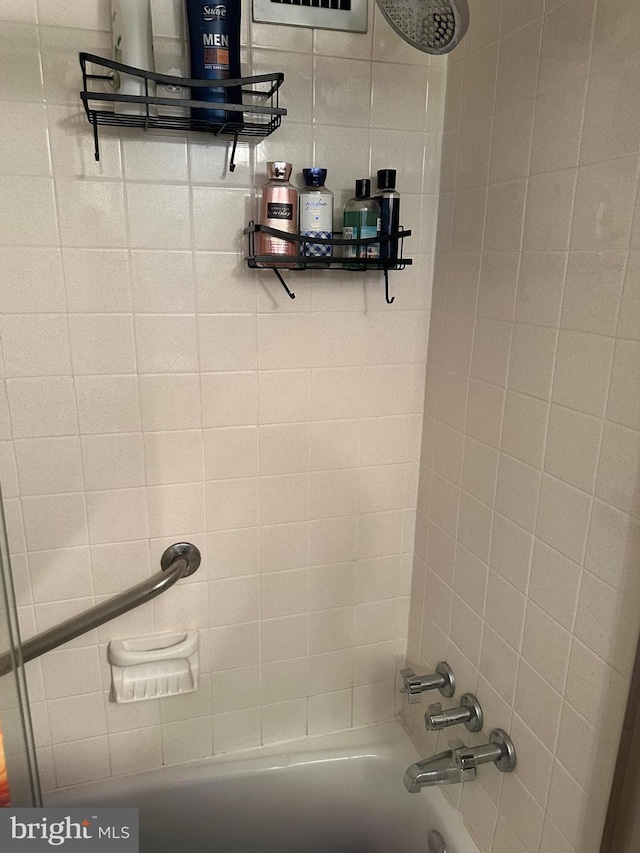 bathroom featuring tiled shower / bath combo