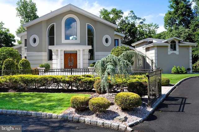 view of front of home featuring a front yard