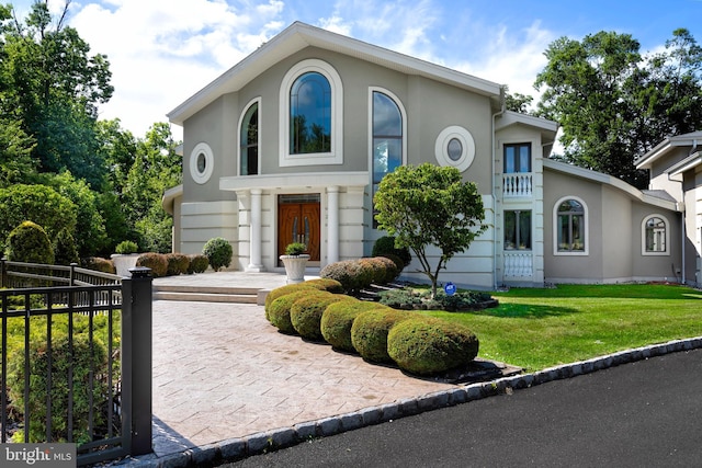 view of front of home with a front lawn