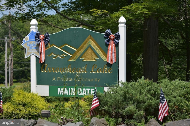 view of community / neighborhood sign