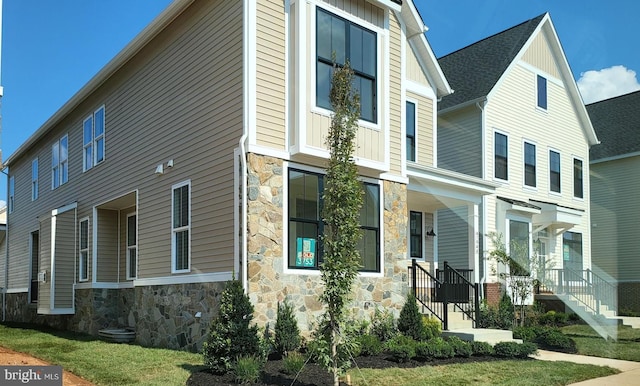 view of front facade featuring a front yard