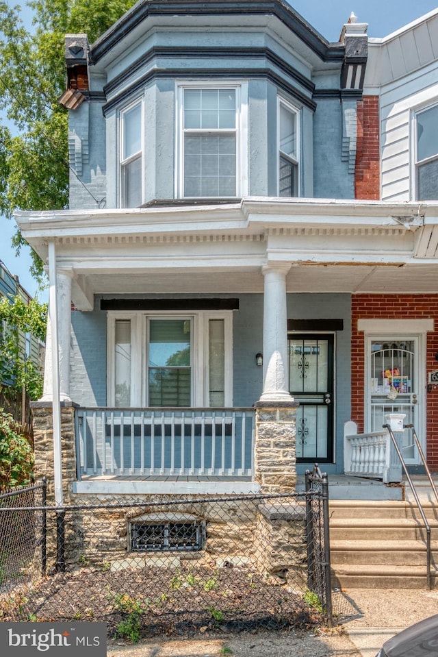 view of front of property featuring covered porch