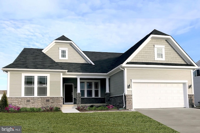 craftsman house featuring a front lawn