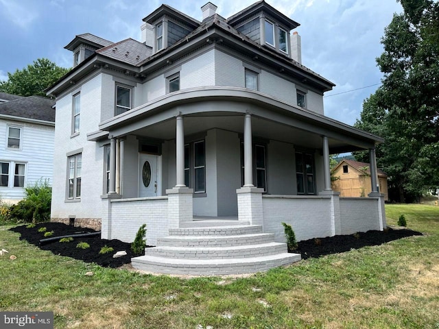 view of front facade featuring a front lawn and a porch