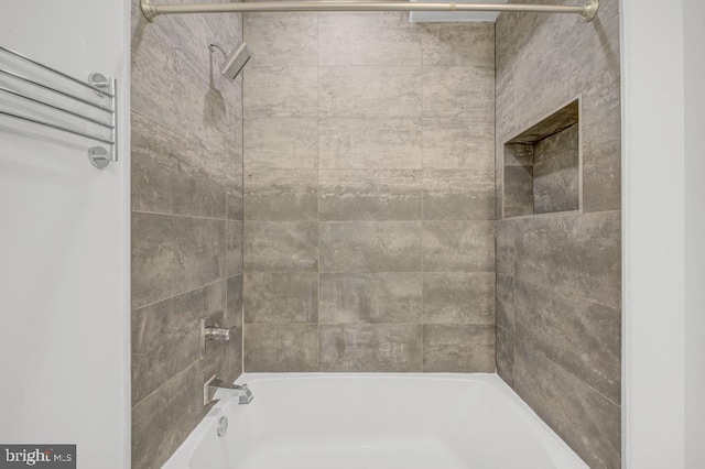 bathroom with tiled shower / bath