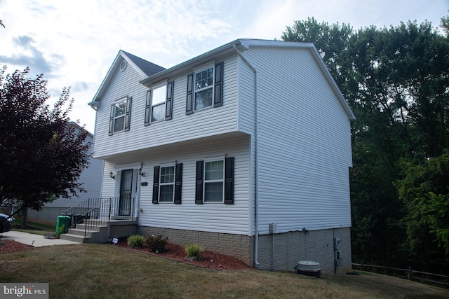 view of front of home featuring a front lawn