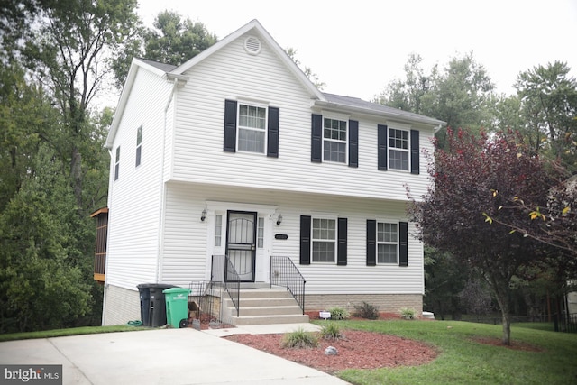 view of front facade with a front yard