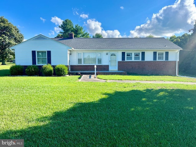 single story home with a front lawn