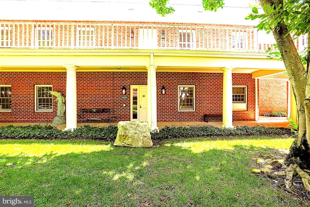 view of front of property with a front lawn