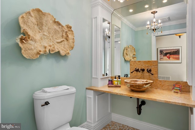 bathroom featuring crown molding, a notable chandelier, visible vents, toilet, and a sink