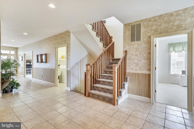 carpeted living room featuring ceiling fan