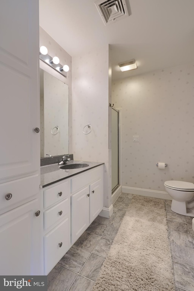 full bathroom featuring toilet, visible vents, vanity, a stall shower, and wallpapered walls