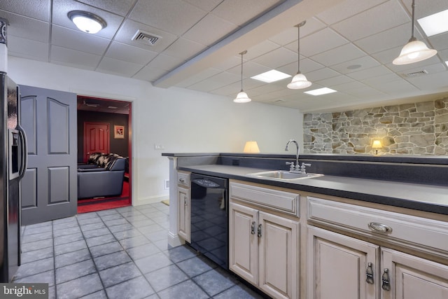 kitchen featuring visible vents, a sink, a drop ceiling, and black appliances