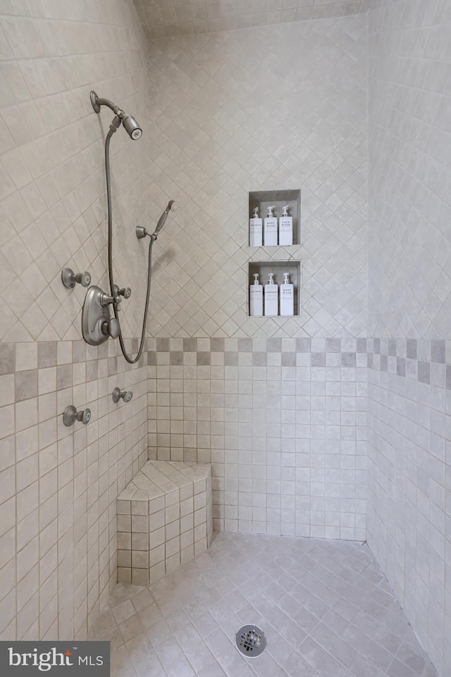 bathroom featuring a tile shower