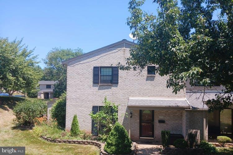 view of front of house with a front lawn