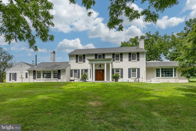 view of front facade featuring a front lawn