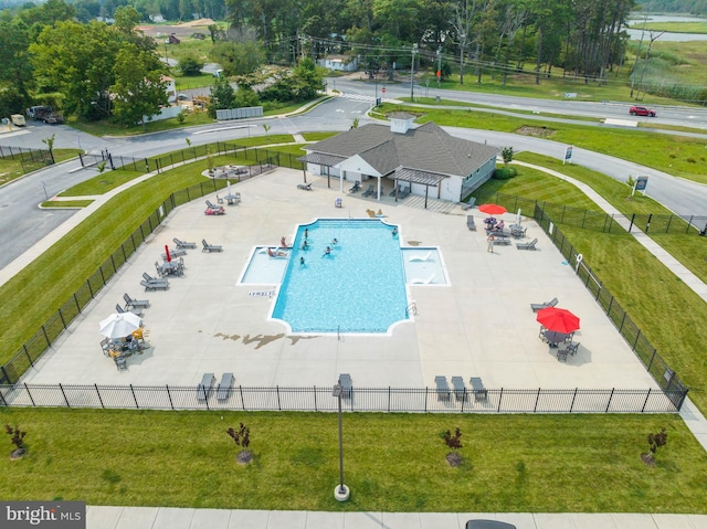 view of swimming pool with a patio and a lawn