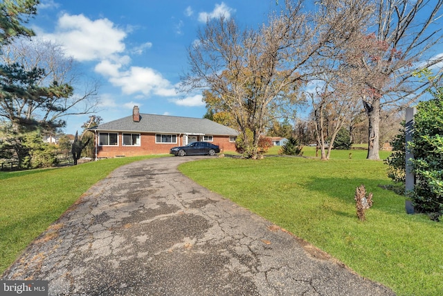 view of front of home featuring a front lawn