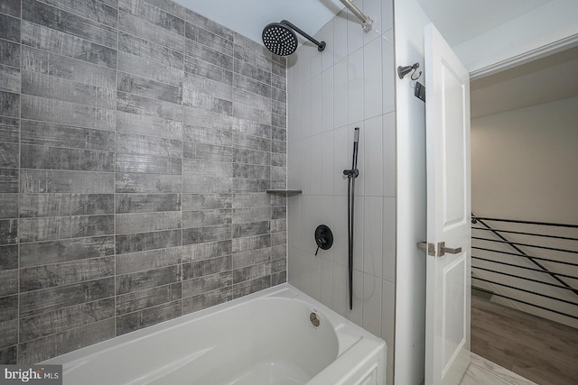 bathroom featuring tiled shower / bath