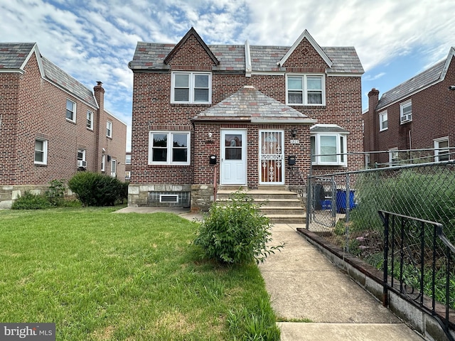 view of front of home featuring a front lawn