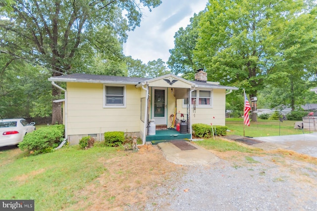 view of front of home with a front lawn