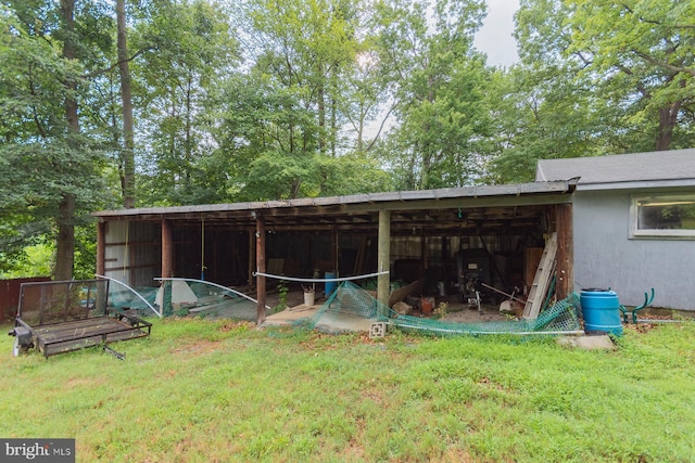 view of yard featuring an outdoor structure