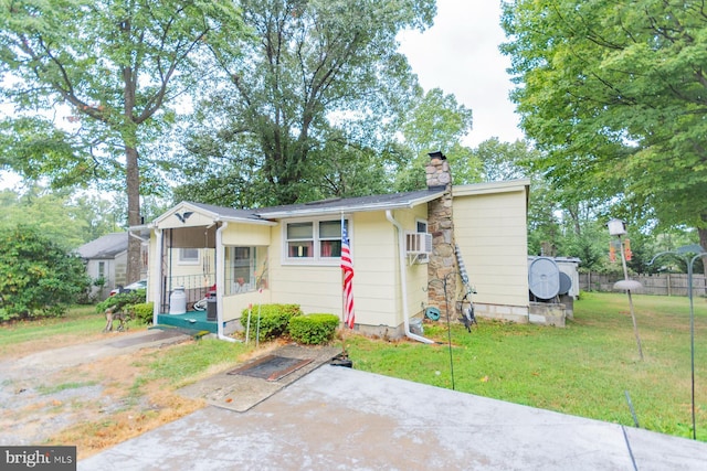 view of front facade featuring a front yard