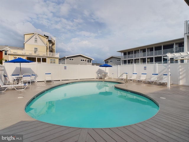 view of swimming pool