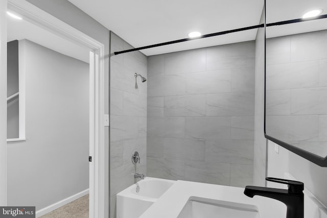 bathroom featuring sink and tiled shower / bath