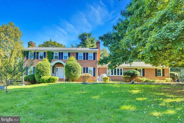 colonial home featuring a front yard