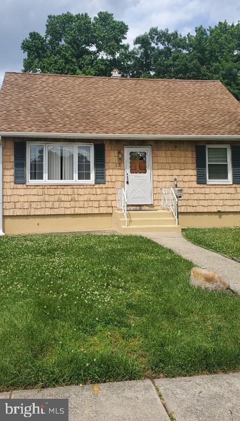 view of front of house featuring a front lawn