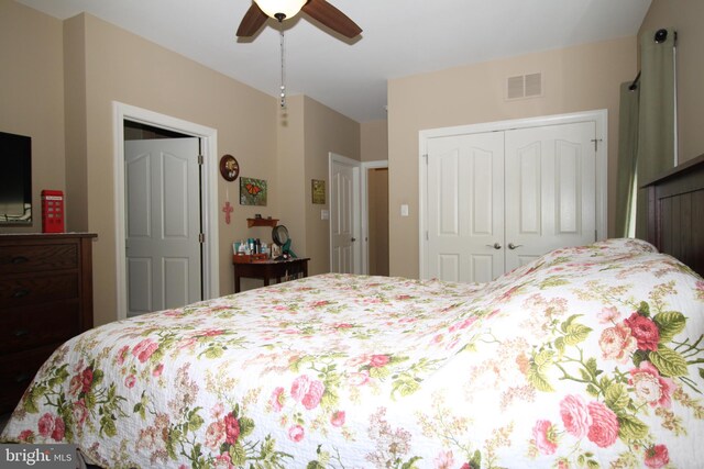 bedroom featuring a ceiling fan, visible vents, and a closet