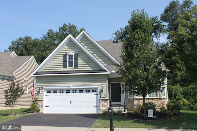 view of front facade featuring a front lawn