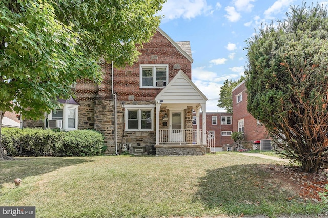 view of front of home with covered porch and a front yard