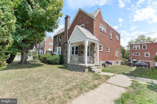 view of front of property featuring a porch and a front lawn