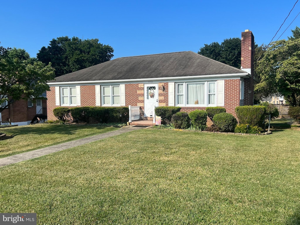 single story home featuring a front yard