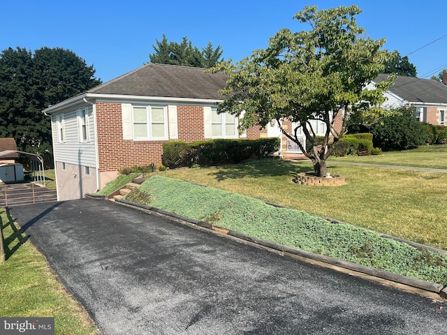 view of front of home featuring a front yard