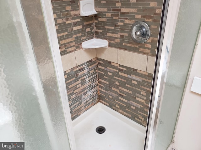 bathroom featuring a tile shower