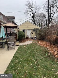 view of yard featuring a patio area