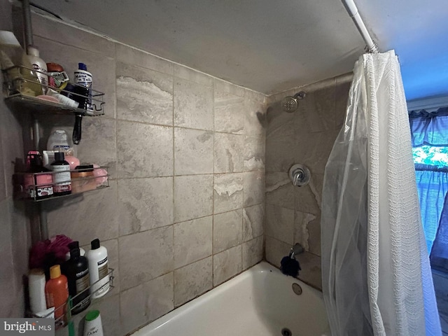 bathroom featuring shower / bath combo