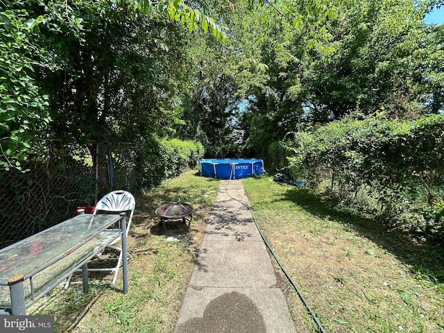 view of yard featuring a fire pit