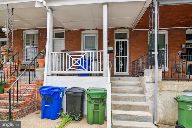 property entrance featuring a porch