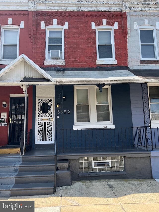 view of front of property featuring cooling unit