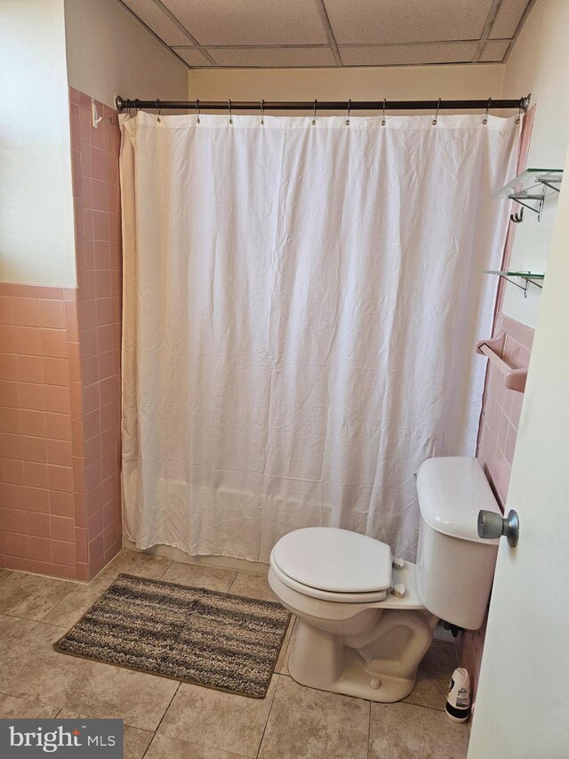 full bathroom featuring vanity, shower / tub combo with curtain, tile patterned flooring, and toilet