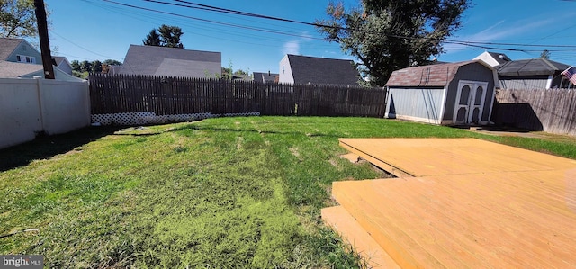 view of yard featuring a shed