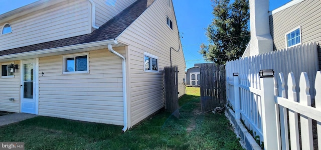 view of side of property featuring a lawn