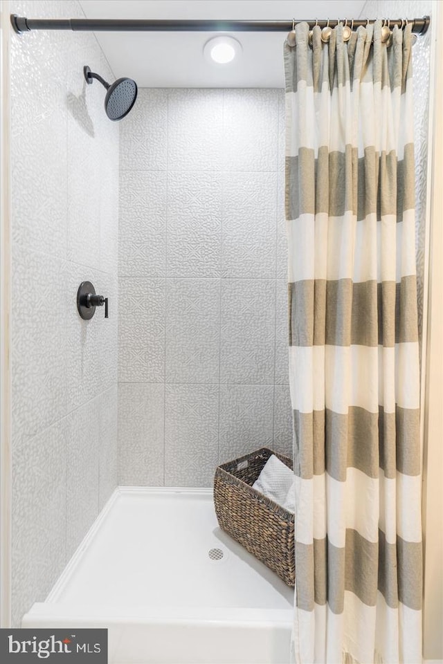 bathroom featuring a shower with shower curtain