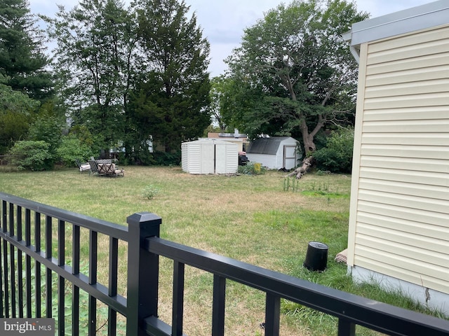 view of yard with a storage unit