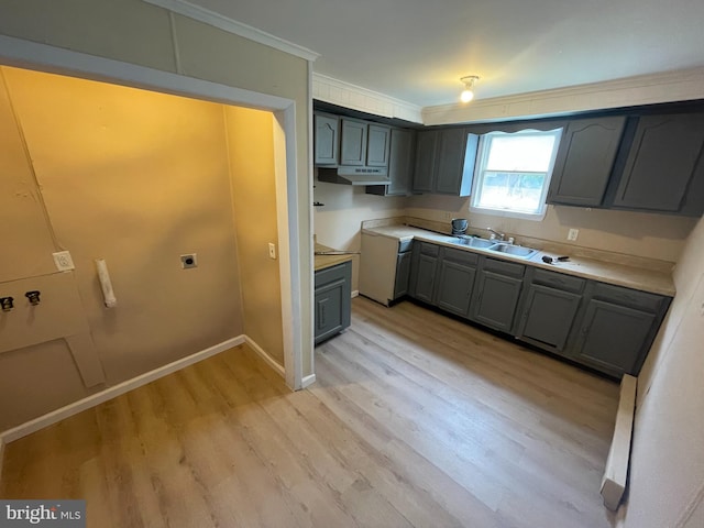 kitchen featuring gray cabinetry, sink, crown molding, and light hardwood / wood-style floors