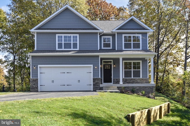 craftsman house featuring a front lawn and a garage